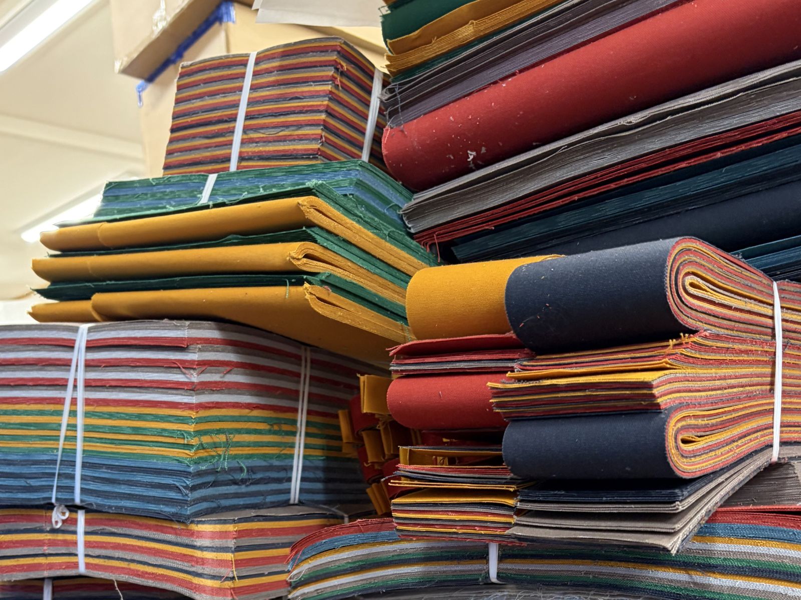 これからバッグになる生地たち