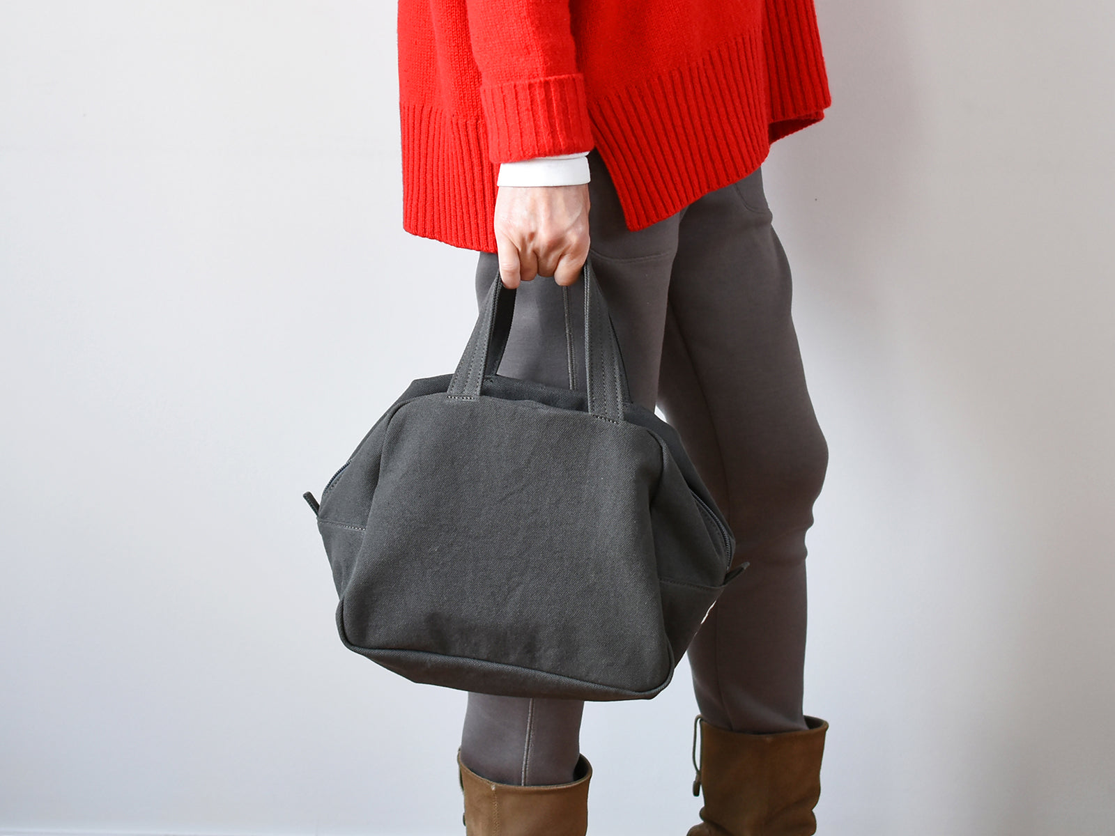 ateliers PENELOPE ボディバッグ グレー新品の ateliers PENELOPE